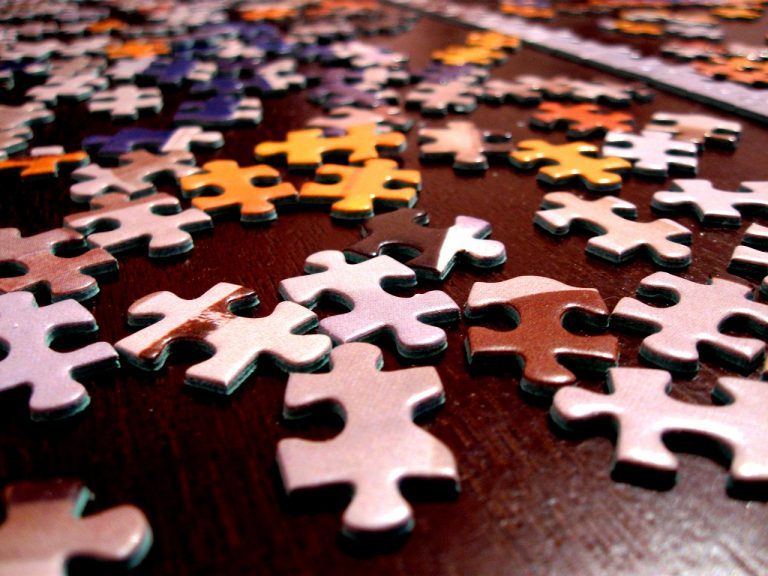 rozsypane puzzle