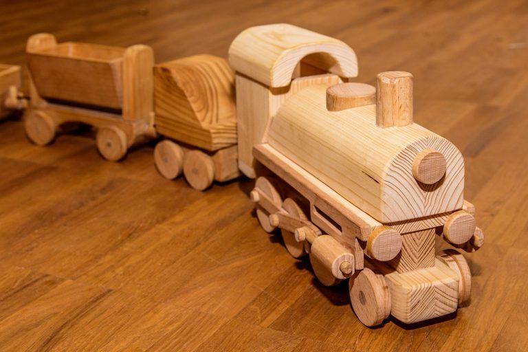 drewniany zabawkowy pociąg z wagonami