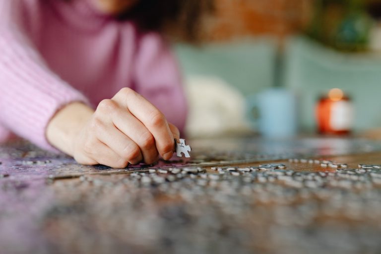 dziewczynka i puzzle dla dzieci