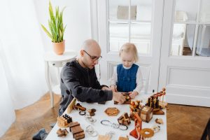 ojciec, córka i zabawki sensoryczne