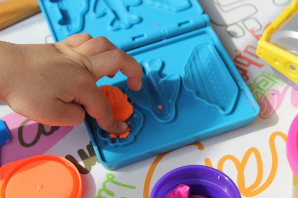 dłoń dziecka korzystająca z interaktywnej zabawki
